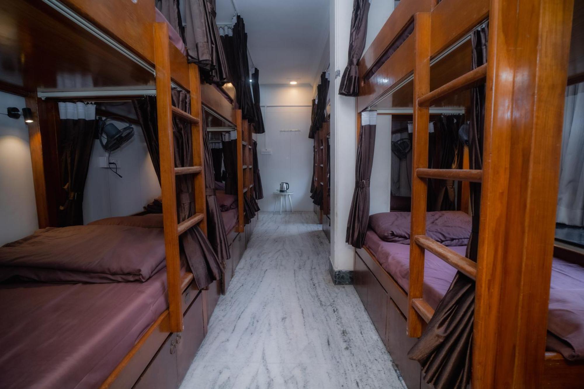 Pearl Courtyard Dormitory Варанаси Екстериор снимка