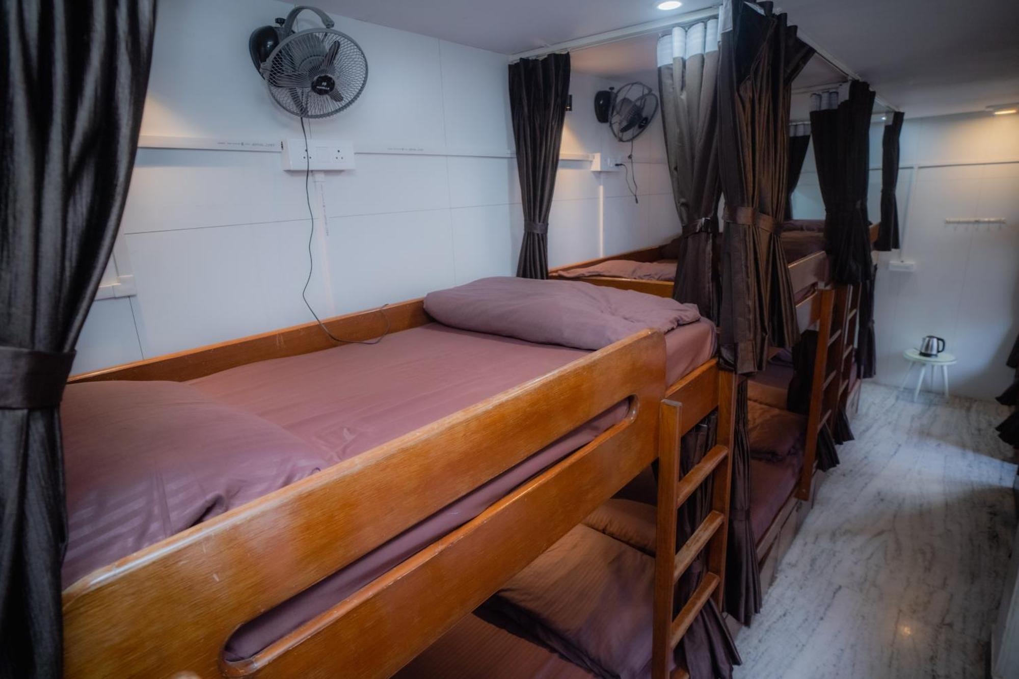 Pearl Courtyard Dormitory Варанаси Екстериор снимка