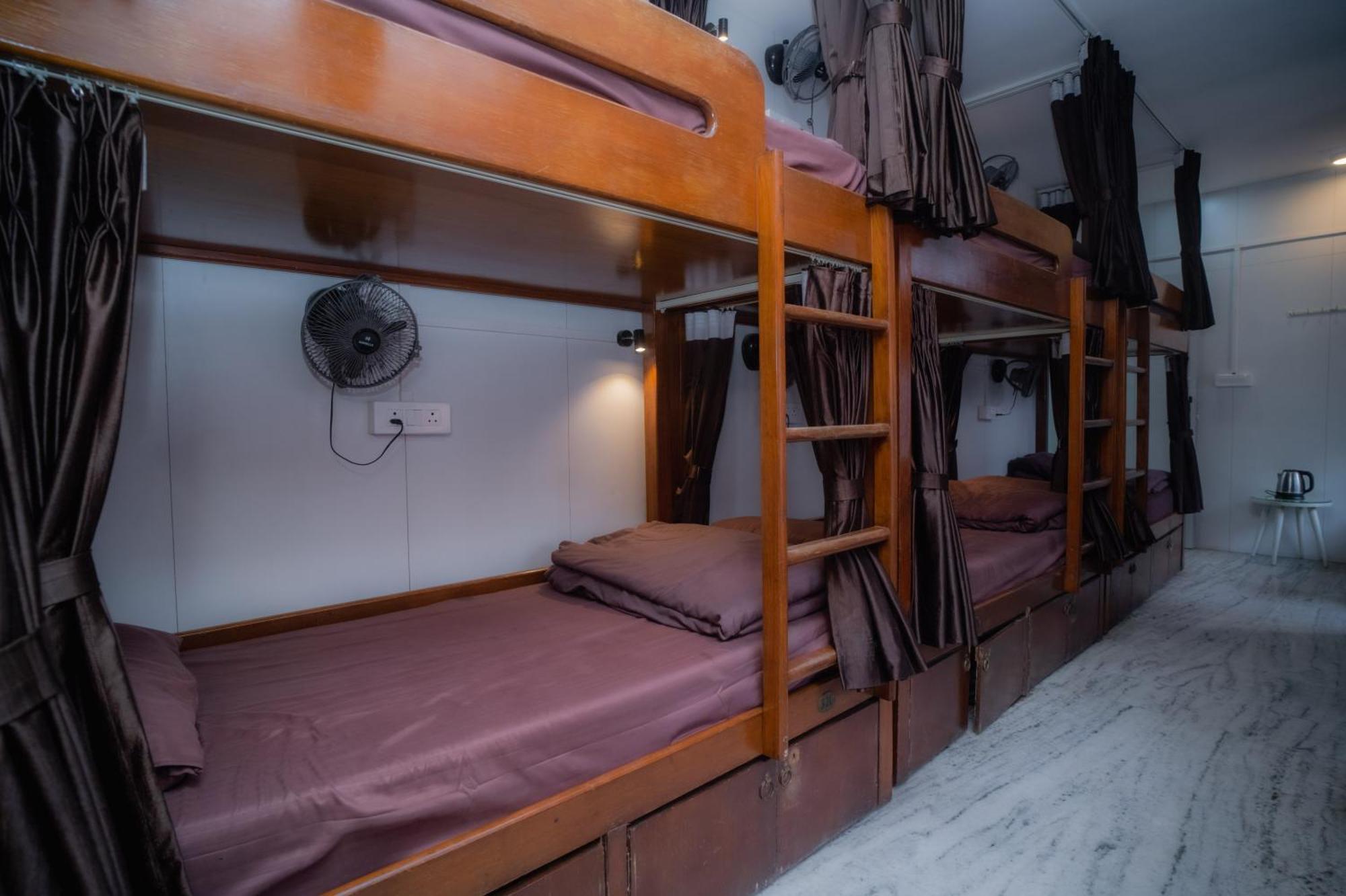 Pearl Courtyard Dormitory Варанаси Екстериор снимка