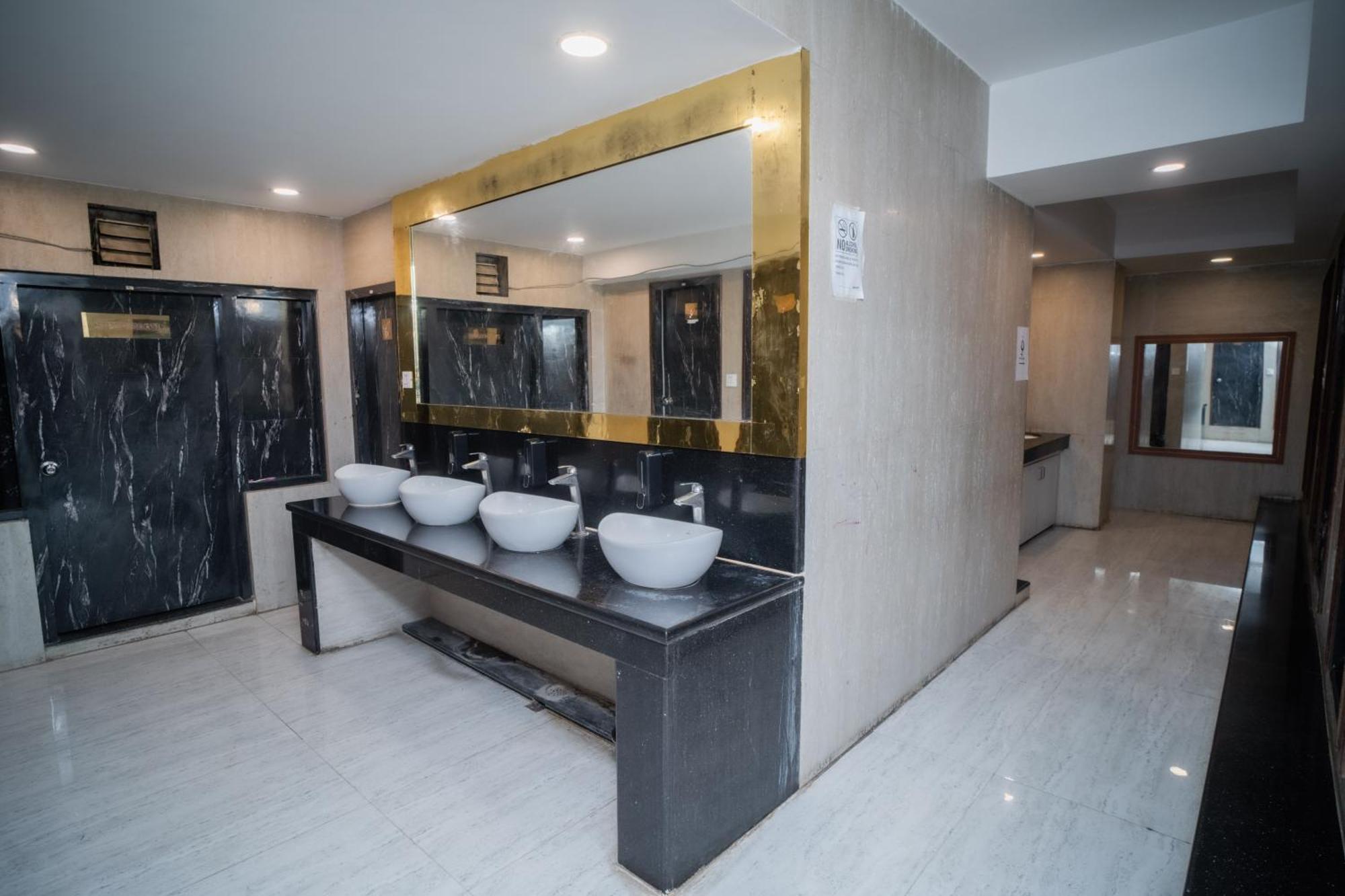 Pearl Courtyard Dormitory Варанаси Екстериор снимка