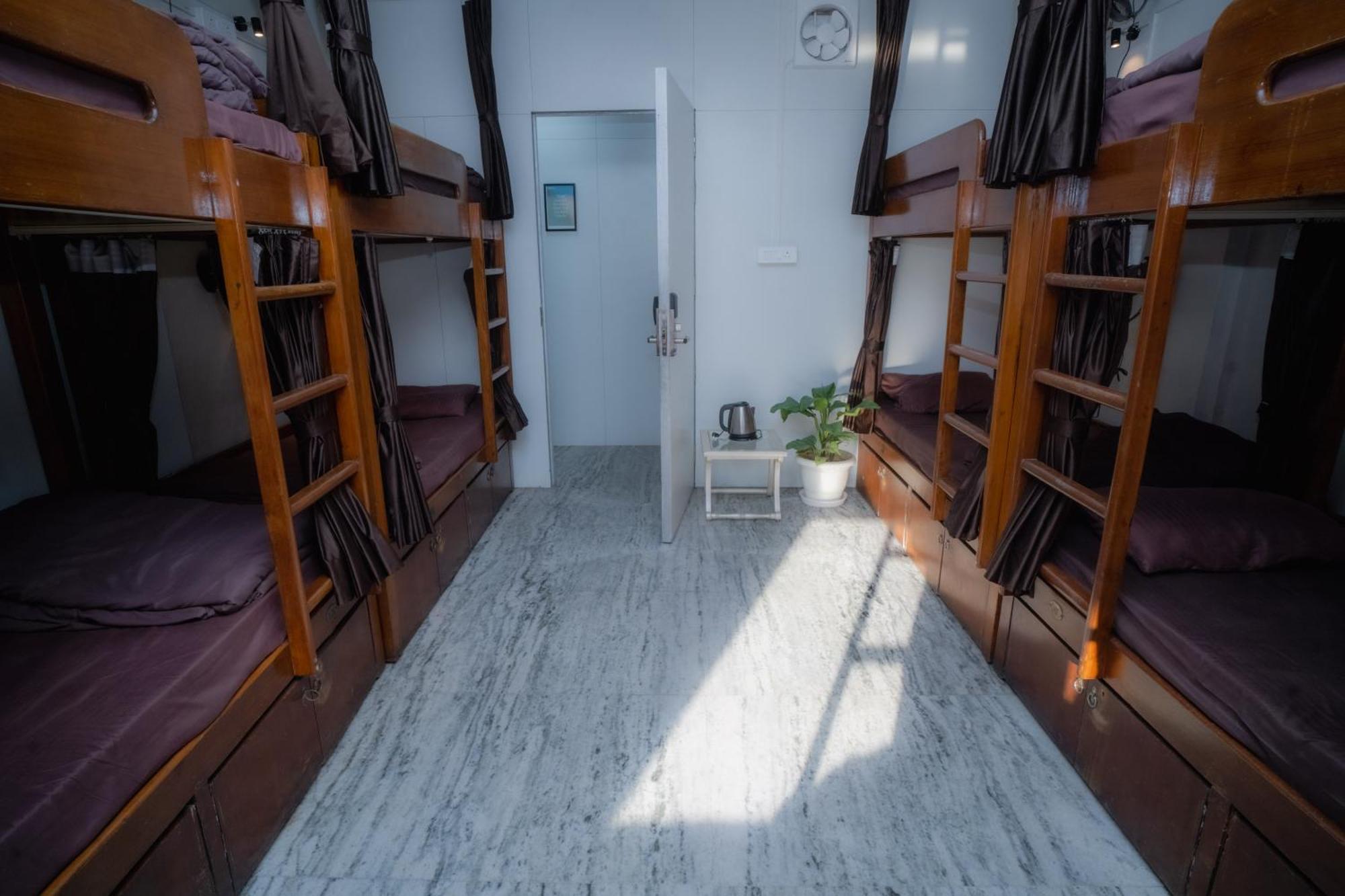 Pearl Courtyard Dormitory Варанаси Екстериор снимка