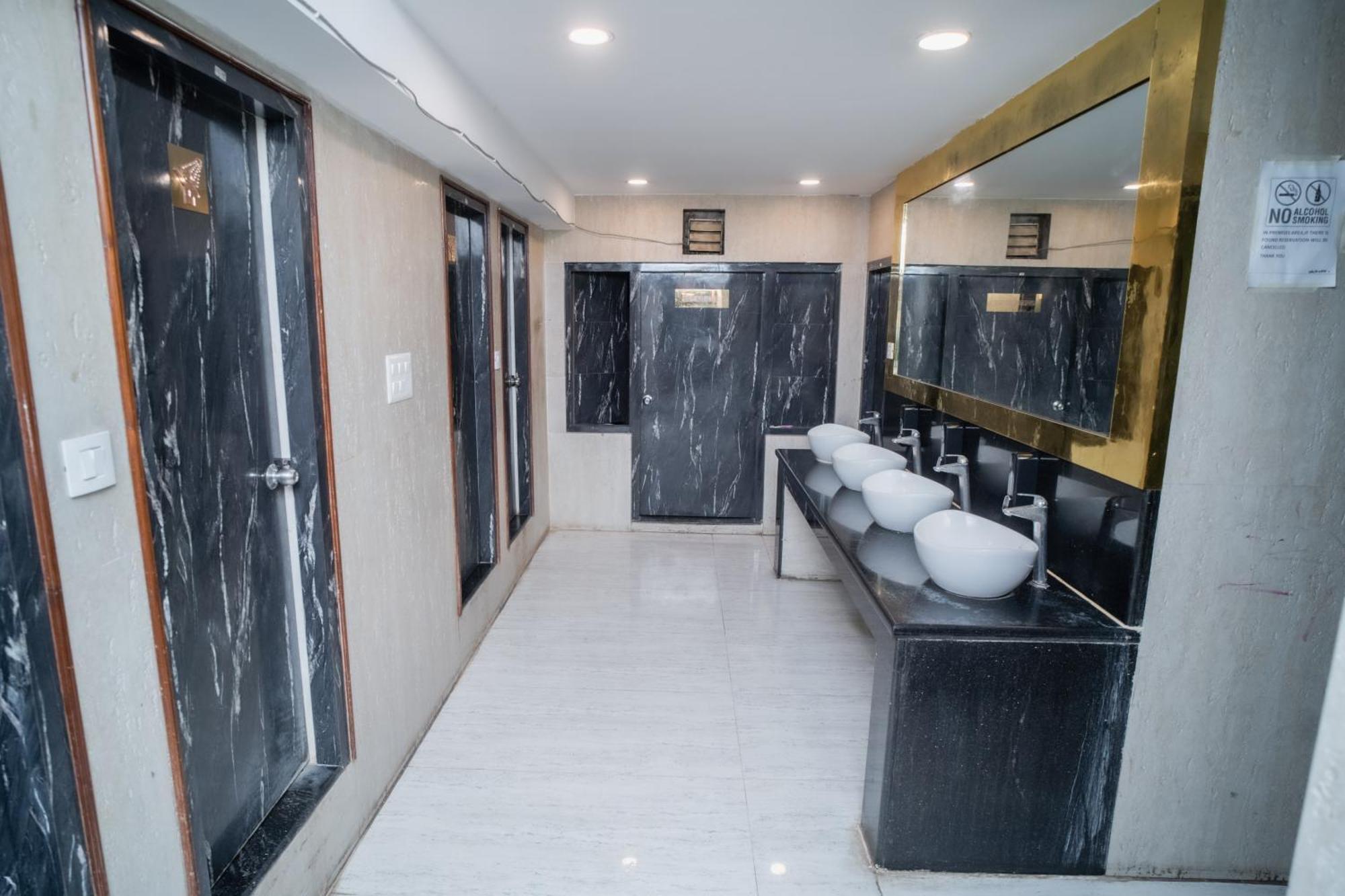 Pearl Courtyard Dormitory Варанаси Екстериор снимка