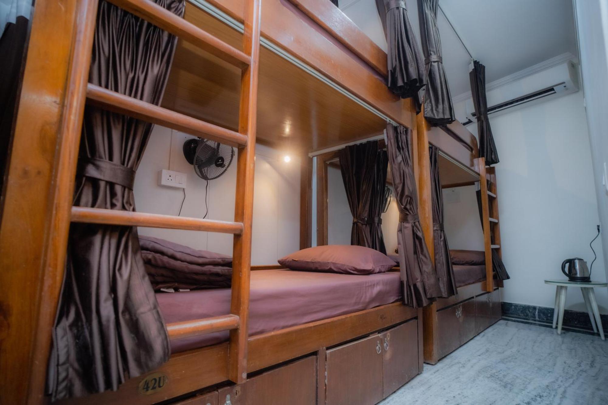Pearl Courtyard Dormitory Варанаси Екстериор снимка
