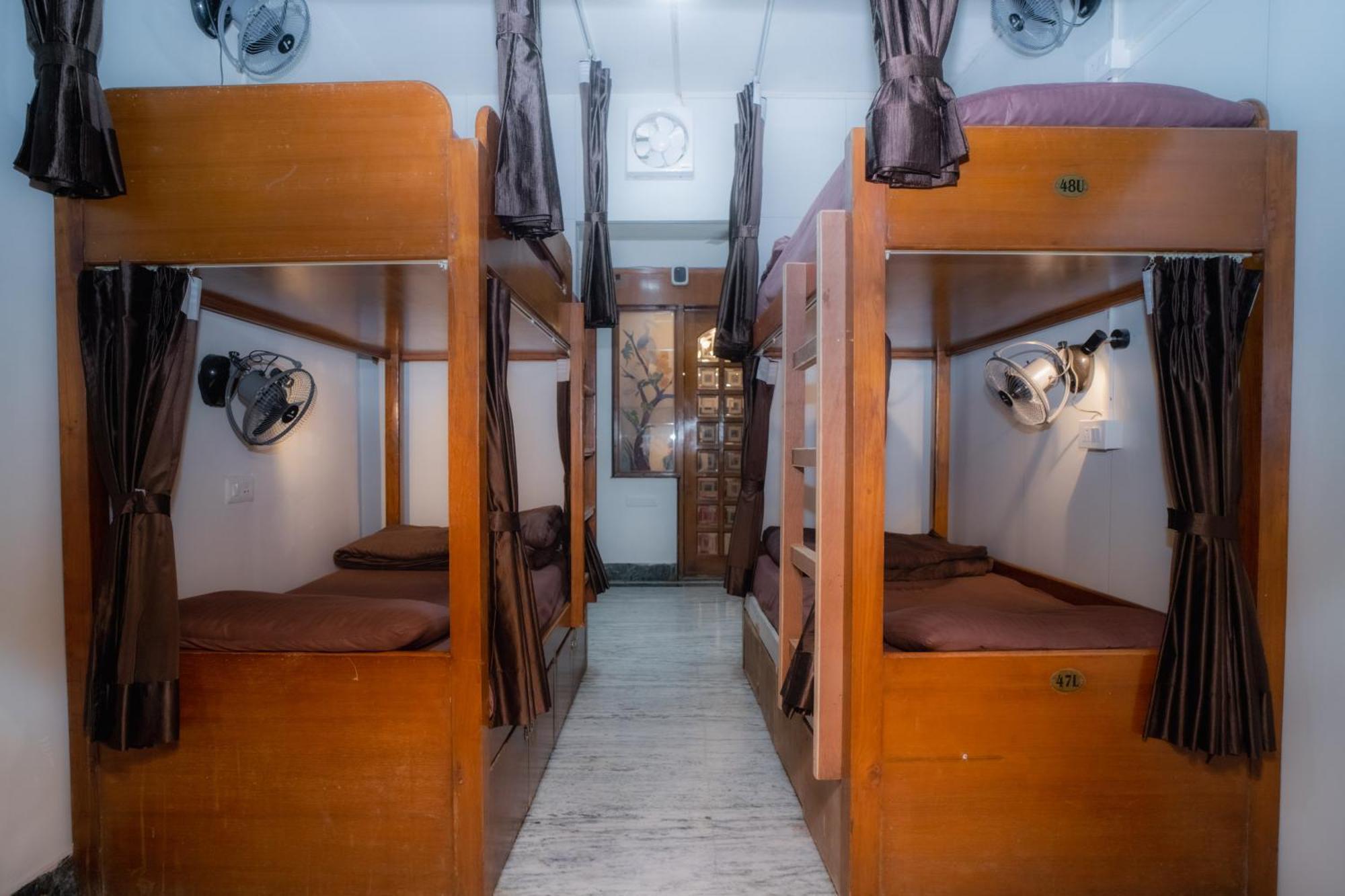 Pearl Courtyard Dormitory Варанаси Екстериор снимка
